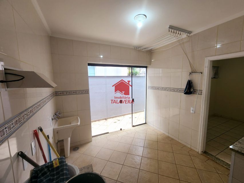 fae6ec1c-db3b-4244-9903-5f2e1b55f56f-TALAVERA CASA Jardim Sao Caetano 18126 EXCLUSIVIDADE
Dimensões, características e localização do imóvel:

277m²
03 dormitórios sendo 1 suíte máster com closet e varanda - sala para 03 ambientes - lavabo - copa - cozinha com despensa - área de serviço - dependência de empregada com banheiro social - 04 vagas de garagem. Área de lazer com jardim - espaço gourmet com churrasqueira e forno.

Vamos visitar?