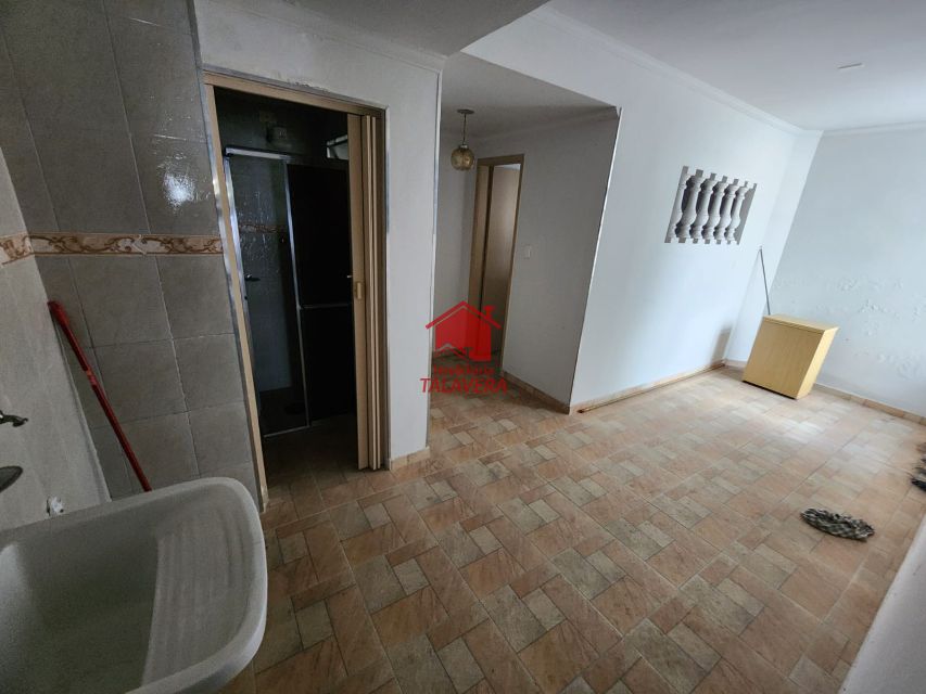 fbc922c8-66d0-4141-a6f2-c05dcf737f5b-TALAVERA SOBRADO Santa Maria 18862 Sobrado
Terreno 128m²
Construção 135m²

02 dormitórios - sala - cozinha - banheiro social - banheiro no térreo - área de serviço - quintal lateral - 02 vagas.