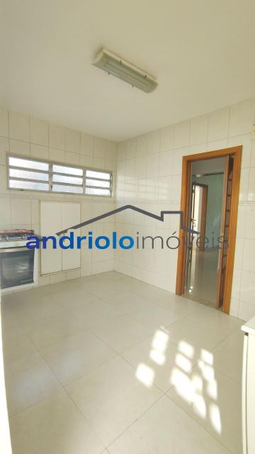 Excelente casa residencial terrea com 109 m² de área construída, ideal para quem busca conforto, praticidade e ambientes bem distribuídos.
O imóvel conta com 2 suítes, além de lavabo, 2 salas amplas, sendo uma de estar e outra de jantar, e uma aconchegante lareira, perfeita para os dias mais frios.
A cozinha possui armários planejados, e os dormitórios contam com armários embutidos, oferecendo excelente aproveitamento dos espaços. A casa dispõe ainda de área de serviço, entrada de serviço independente, edícula e um agradável quintal com churrasqueira e fogão e forno a lenha, ideal para reunir familiares e amigos.
Comporta 2 vagas de garagem cobertas.
Localização privilegiada, com fácil acesso às principais vias da região e próximo ao transporte público.
