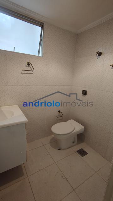 Oportunidad de viver em um apartamento de 78m² no Condomínio Praça das Samambaias. Este imóvel oferece 2 quartos e 1 vaga fixa. A sala foi ampliada para proporcionar um espaço ainda mais confortável. O apartamento possui armários na cozinha e em um dos dormitórios.

O condomínio é muito arborizado, oferecendo um ambiente tranquilo com o som de passarinhos e macaquinhos, proporcionando uma sensação de bem estar. Com apenas 4 andares, o condomínio conta com segurança e portaria 24h, além de uma rua tranquila com segurança adicional.

Área Comum do Condomínio: um salão de festas, quadra poliesportiva e playground

Localizado a apenas 500 metros da Rua Sócrates e Rua Molière, o imóvel tem fácil acesso às Avenidas Washington Luís e Marginal Pinheiros. A região oferece uma ampla oferta de comércio, facilitando o dia a dia.

Agende sua visita e descubra seu novo lar!