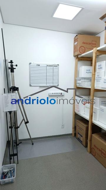 Excelente imóvel comercial, ideal para escritórios, clínicas, consultórios, empresas, escolas, cursos ou outros segmentos que necessitem de vários ambientes e ótima estrutura.
PISO TÉRREO:
Ampla recepção;
3 salas;
Banheiros;
2 copas;
1 sala ampla;
Quintal;
Entrada lateral;
Entrada de serviço independente.
ANDAR SUPERIOR:
3 salas com pias, ideais para consultórios, salas de atendimento ou atividades que necessitem de ponto de água;
Banheiro feminino;
Banheiro masculino;
Mais 7 salas, proporcionando diversas possibilidades de utilização.

DIFERENCIAIS:
3 vagas de garagem;
estrutura de Ar-condicionado;
Copa e cozinha;
Escritório;
Interfone;
Entrada lateral;
Entrada de serviço independente;
Quintal;
Próximo a transporte público.
Um imóvel com excelente estrutura e grande versatilidade, pronto para atender diferentes tipos de atividades comerciais.

Entre em contato para mais informações e agende uma visita!
