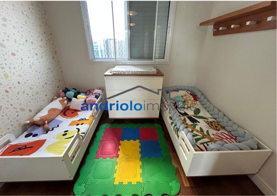 Apartamento à venda com 121m², localizado na Rua Carreiro de Pedra, nº 111, em condomínio fechado com excelente infraestrutura e segurança.

O imóvel conta com 3 dormitórios, sendo 1 suíte, 4 banheiros, lavabo, 2 salas amplas, cozinha com armários, área de serviço, escritório e ar-condicionado. Possui armários embutidos, varanda, sacada e um excelente terraço gourmet com churrasqueira, ideal para receber amigos e família.

O condomínio oferece lazer completo, com portaria 24h, segurança patrimonial, piscina, academia, salão de festas, salão de jogos, sauna, playground e quadra poliesportiva. Torre com 23 andares, sendo 4 unidades por andar. Conta ainda com 2 vagas de garagem cobertas.

Localização privilegiada, próxima a shoppings, escolas, transporte público e principais vias de acesso, proporcionando comodidade e fácil deslocamento.

Aceita financiamento e uso de FGTS.