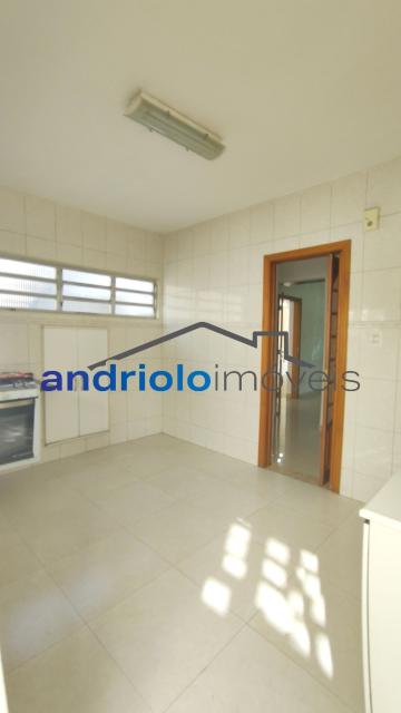 Excelente casa residencial terrea com 109 m² de área construída, ideal para quem busca conforto, praticidade e ambientes bem distribuídos.
O imóvel conta com 2 suítes, além de lavabo, 2 salas amplas, sendo uma de estar e outra de jantar, e uma aconchegante lareira, perfeita para os dias mais frios.
A cozinha possui armários planejados, e os dormitórios contam com armários embutidos, oferecendo excelente aproveitamento dos espaços. A casa dispõe ainda de área de serviço, entrada de serviço independente, edícula e um agradável quintal com churrasqueira e fogão e forno a lenha, ideal para reunir familiares e amigos.
Comporta 2 vagas de garagem cobertas.
Localização privilegiada, com fácil acesso às principais vias da região e próximo ao transporte público.
