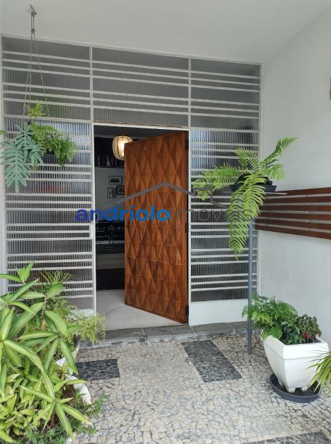 Localizada na Rua Vicente Leporace, esta ampla residência de 578m² oferece conforto e espaço ao ar livre repleto de verde. O imóvel conta com 5 dormitórios, sendo 2 suítes, além de 2 banheiros adicionais. Possui 3 salas espaçosas, uma sala de jantar e um escritório. A casa inclui uma área de serviço, armários embutidos e de cozinha, closet, despensa e uma entrada de serviço independente. Há também um dormitório de empregada e uma edícula.

No exterior, você encontrará um belo jardim e 4 vagas de garagem cobertas. O imóvel é equipado com ar condicionado e lavabo. Aceita financiamento e FGTS. Para mais informações e agendamento de visita, entre em contato conosco!