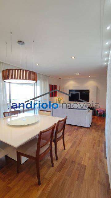 Este belíssimo apartamento residencial de 154m² oferece ambientes amplos, bem distribuídos e infraestrutura completa para toda a família.
O imóvel conta com 4 dormitórios, sendo 3 suítes. Um dos dormitórios foi adaptado para uma aconchegante sala de TV ou ate mesmo para receber visitas, proporcionando ainda mais conforto e versatilidade aos ambientes. Possui amplo closet, lavabo, 5 banheiros, sala de jantar e uma maravilhosa varanda gourmet com churrasqueira a carvão, ideal para receber amigos e familiares.
Conta ainda com ar-condicionado de primeira linha, recentemente substituído, garantindo maior eficiência, conforto térmico e modernidade ao imóvel. Além disso, possui armários embutidos, armários de cozinha, área de serviço, WC de empregada, cozinha funcional.
O condomínio oferece lazer completo, segurança e comodidade para toda a família:
O imóvel possui 2 vagas cobertas de garagem, com fácil acesso às principais vias da região, próximo a shopping centers, escolas e transporte 