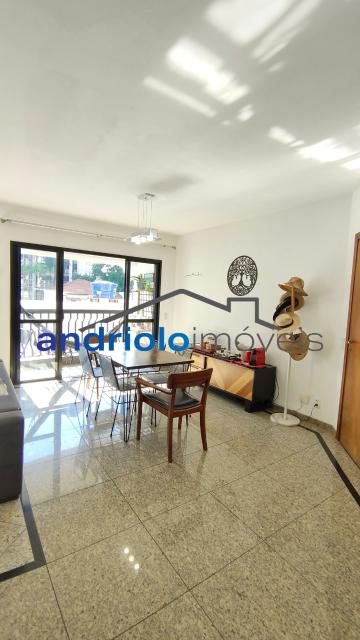Excelente apartamento com 92,73 m² de área privativa e 53,41 m² de área comum, projetado para oferecer conforto, praticidade e qualidade de vida.

O imóvel conta com:

2 suítes;
2 salas amplas e bem iluminadas;
Varanda;
Sol da manhã em todo o apartamento;
1 vaga de garagem;
1 depósito privativo.

O condomínio oferece uma infraestrutura completa, com:

Piscina;
Salão de festas;
Academia.

Localizado em uma região privilegiada, o apartamento está próximo a comércios, restaurantes, supermercados e diversos serviços, proporcionando praticidade para o dia a dia e excelente mobilidade.

Uma ótima oportunidade para quem busca conforto, segurança e uma localização estratégica. Agende sua visita e venha conhecer este excelente imóvel!