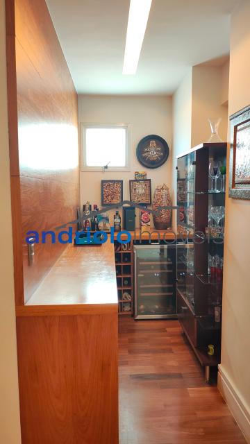 Este belíssimo apartamento residencial de 154m² oferece ambientes amplos, bem distribuídos e infraestrutura completa para toda a família.
O imóvel conta com 4 dormitórios, sendo 3 suítes. Um dos dormitórios foi adaptado para uma aconchegante sala de TV ou ate mesmo para receber visitas, proporcionando ainda mais conforto e versatilidade aos ambientes. Possui amplo closet, lavabo, 5 banheiros, sala de jantar e uma maravilhosa varanda gourmet com churrasqueira a carvão, ideal para receber amigos e familiares.
Conta ainda com ar-condicionado de primeira linha, recentemente substituído, garantindo maior eficiência, conforto térmico e modernidade ao imóvel. Além disso, possui armários embutidos, armários de cozinha, área de serviço, WC de empregada, cozinha funcional.
O condomínio oferece lazer completo, segurança e comodidade para toda a família:
O imóvel possui 2 vagas cobertas de garagem, com fácil acesso às principais vias da região, próximo a shopping centers, escolas e transporte 