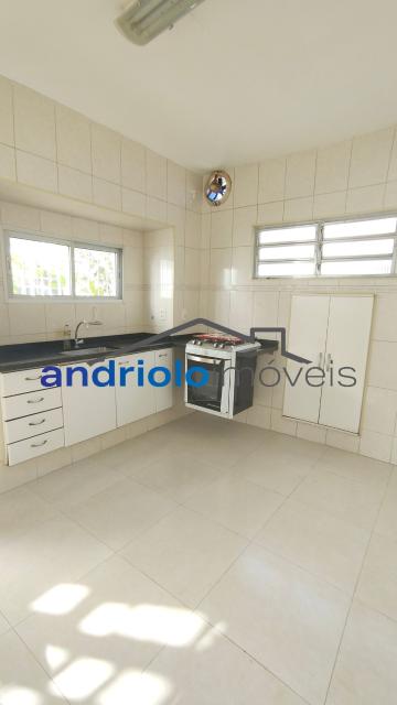 Excelente casa residencial terrea com 109 m² de área construída, ideal para quem busca conforto, praticidade e ambientes bem distribuídos.
O imóvel conta com 2 suítes, além de lavabo, 2 salas amplas, sendo uma de estar e outra de jantar, e uma aconchegante lareira, perfeita para os dias mais frios.
A cozinha possui armários planejados, e os dormitórios contam com armários embutidos, oferecendo excelente aproveitamento dos espaços. A casa dispõe ainda de área de serviço, entrada de serviço independente, edícula e um agradável quintal com churrasqueira e fogão e forno a lenha, ideal para reunir familiares e amigos.
Comporta 2 vagas de garagem cobertas.
Localização privilegiada, com fácil acesso às principais vias da região e próximo ao transporte público.
