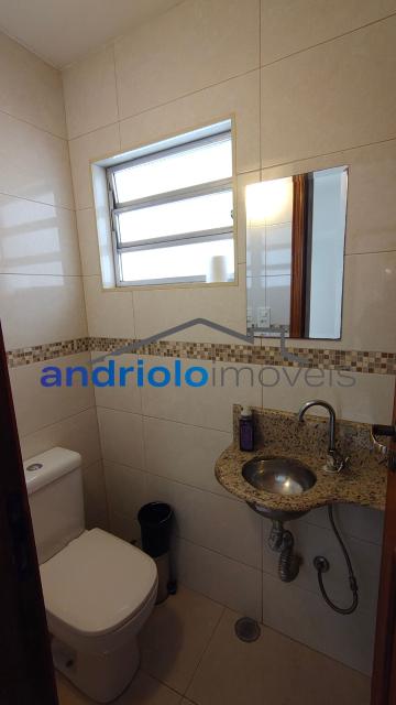 Excelente casa residencial terrea com 109 m² de área construída, ideal para quem busca conforto, praticidade e ambientes bem distribuídos.
O imóvel conta com 2 suítes, além de lavabo, 2 salas amplas, sendo uma de estar e outra de jantar, e uma aconchegante lareira, perfeita para os dias mais frios.
A cozinha possui armários planejados, e os dormitórios contam com armários embutidos, oferecendo excelente aproveitamento dos espaços. A casa dispõe ainda de área de serviço, entrada de serviço independente, edícula e um agradável quintal com churrasqueira e fogão e forno a lenha, ideal para reunir familiares e amigos.
Comporta 2 vagas de garagem cobertas.
Localização privilegiada, com fácil acesso às principais vias da região e próximo ao transporte público.
