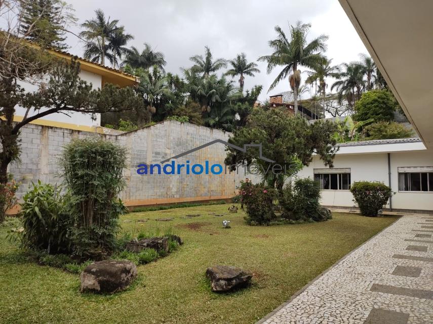 Localizada na Rua Vicente Leporace, esta ampla residência de 578m² oferece conforto e espaço ao ar livre repleto de verde. O imóvel conta com 5 dormitórios, sendo 2 suítes, além de 2 banheiros adicionais. Possui 3 salas espaçosas, uma sala de jantar e um escritório. A casa inclui uma área de serviço, armários embutidos e de cozinha, closet, despensa e uma entrada de serviço independente. Há também um dormitório de empregada e uma edícula.

No exterior, você encontrará um belo jardim e 4 vagas de garagem cobertas. O imóvel é equipado com ar condicionado e lavabo. Aceita financiamento e FGTS. Para mais informações e agendamento de visita, entre em contato conosco!