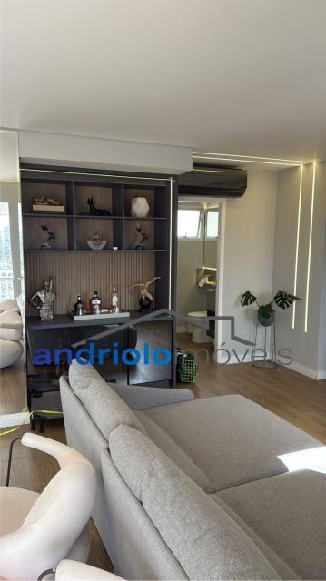 Excelente apartamento em condomínio fechado, com localização privilegiada, próximo a shopping centers, escolas e principais vias de acesso.

Destaques do imóvel:

2 dormitórios, sendo 2 suítes

3 banheiros

2 salas (estar e jantar)

Lavabo

Cozinha planejada com armários

Área de serviço

Varanda e terraço gourmet com churrasqueira

Closet e armários embutidos

Ar-condicionado

2 vagas cobertas de garagem (rotativas)

Sacada ampla e arejada

Lazer e infraestrutura do condomínio:

Piscina, sauna e salão de festas

Churrasqueira e espaço gourmet

Quadra poliesportiva, sala de ginástica e salão de jogos

Portaria 24h e segurança patrimonial

Elevador, gerador, interfone

Ambiente familiar e seguro

Condomínio com 23 andares e apenas 4 apartamentos por andar, garantindo privacidade e conforto.

Agende sua visita e venha conhecer seu novo lar!