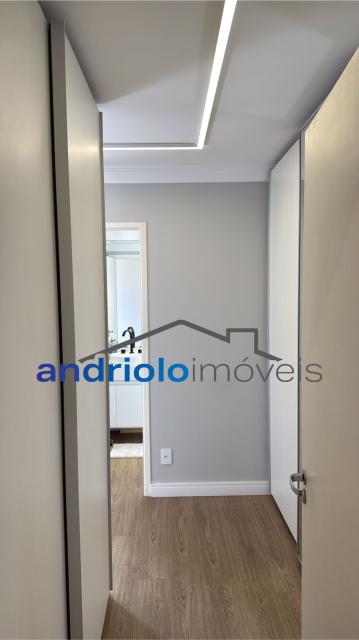 Excelente apartamento em condomínio fechado, com localização privilegiada, próximo a shopping centers, escolas e principais vias de acesso.

Destaques do imóvel:

2 dormitórios, sendo 2 suítes

3 banheiros

2 salas (estar e jantar)

Lavabo

Cozinha planejada com armários

Área de serviço

Varanda e terraço gourmet com churrasqueira

Closet e armários embutidos

Ar-condicionado

2 vagas cobertas de garagem (rotativas)

Sacada ampla e arejada

Lazer e infraestrutura do condomínio:

Piscina, sauna e salão de festas

Churrasqueira e espaço gourmet

Quadra poliesportiva, sala de ginástica e salão de jogos

Portaria 24h e segurança patrimonial

Elevador, gerador, interfone

Ambiente familiar e seguro

Condomínio com 23 andares e apenas 4 apartamentos por andar, garantindo privacidade e conforto.

Agende sua visita e venha conhecer seu novo lar!