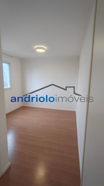  Apartamento residencial com 121m², localizado na Rua Carreiro de Pedra, nº 111, em condomínio completo e com excelente infraestrutura. O imóvel conta com 3 dormitórios, sendo 1 suíte, 3 banheiros, lavabo, 2 salas amplas, cozinha com armários, área de serviço. Possui armários embutidos, closet e um agradável terraço gourmet com churrasqueira.Ar condicionado na suite e sala.

O condomínio oferece lazer e segurança, com portaria, segurança patrimonial, piscina, academia, salão de festas, salão de jogos, sauna, playground e quadra poliesportiva. Conta ainda com gerador e 2 vagas de garagem cobertas rotativas.

Localização privilegiada, próxima a comércios, escolas, transporte público e principais vias de acesso, proporcionando praticidade e qualidade de vida.