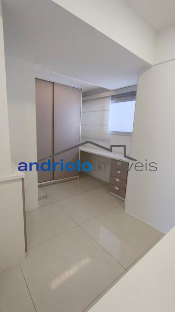Apartamento residencial de alto padrão com 154m², localizado na Rua Carreiro de Pedra, nº 111. O imóvel conta com 3 suítes, 5 banheiros, 2 salas amplas, lavabo, cozinha planejada, área de serviço, escritório amplo e dependência com WC de empregada. Possui armários embutidos, closet, varanda e um agradável terraço gourmet com churrasqueira, ideal para receber.

O condomínio é completo e oferece infraestrutura de lazer e segurança, com portaria 24h, segurança patrimonial, piscina, academia, salão de festas, salão de jogos, sauna, playground e quadra poliesportiva. Conta ainda com elevador, gerador, interfone e garagem com 2 vagas cobertas.

Localização privilegiada, próxima a shoppings, escolas, transporte público e principais vias de acesso, facilitando o dia a dia. Região valorizada e com ampla oferta de comércios e serviços. 