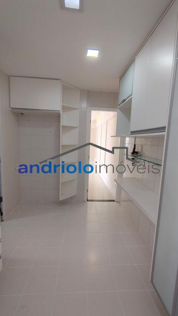 Apartamento residencial de alto padrão com 154m², localizado na Rua Carreiro de Pedra, nº 111. O imóvel conta com 3 suítes, 5 banheiros, 2 salas amplas, lavabo, cozinha planejada, área de serviço, escritório amplo e dependência com WC de empregada. Possui armários embutidos, closet, varanda e um agradável terraço gourmet com churrasqueira, ideal para receber.

O condomínio é completo e oferece infraestrutura de lazer e segurança, com portaria 24h, segurança patrimonial, piscina, academia, salão de festas, salão de jogos, sauna, playground e quadra poliesportiva. Conta ainda com elevador, gerador, interfone e garagem com 2 vagas cobertas.

Localização privilegiada, próxima a shoppings, escolas, transporte público e principais vias de acesso, facilitando o dia a dia. Região valorizada e com ampla oferta de comércios e serviços. 