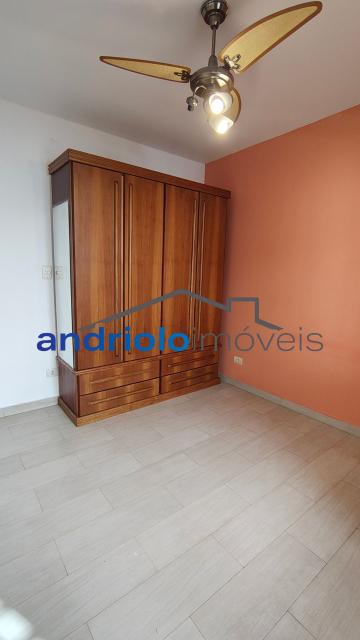 Excelente casa residencial terrea com 109 m² de área construída, ideal para quem busca conforto, praticidade e ambientes bem distribuídos.
O imóvel conta com 2 suítes, além de lavabo, 2 salas amplas, sendo uma de estar e outra de jantar, e uma aconchegante lareira, perfeita para os dias mais frios.
A cozinha possui armários planejados, e os dormitórios contam com armários embutidos, oferecendo excelente aproveitamento dos espaços. A casa dispõe ainda de área de serviço, entrada de serviço independente, edícula e um agradável quintal com churrasqueira e fogão e forno a lenha, ideal para reunir familiares e amigos.
Comporta 2 vagas de garagem cobertas.
Localização privilegiada, com fácil acesso às principais vias da região e próximo ao transporte público.
