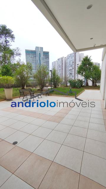 Este amplo apartamento residencial de 110m² oferece uma planta bem distribuída e ambientes aconchegantes, ideal para quem busca morar em um condomínio completo.
3 dormitórios, sendo 1 suíte
2 salas amplas (estar e jantar)
Varanda gourmet com churrasqueira a carvão
Cozinha com armários planejados
Área de serviço
Dependência de empregada com WC
Lavabo
Armários embutidos
4 banheiros no total
2 vagas de garagem cobertas + depósito no subsolo

Estrutura do condomínio:

Condomínio fechado com portaria 24h e segurança patrimonial
Piscina
Academia (sala de ginástica)
Quadra poliesportiva
Pista de cooper
Salão de festas
Salão de jogos
Sauna
Localização privilegiada:

Próximo a escolas e comercios