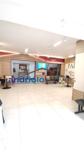 Excelente imóvel comercial, ideal para escritórios, clínicas, consultórios, empresas, escolas, cursos ou outros segmentos que necessitem de vários ambientes e ótima estrutura.
PISO TÉRREO:
Ampla recepção;
3 salas;
Banheiros;
2 copas;
1 sala ampla;
Quintal;
Entrada lateral;
Entrada de serviço independente.
ANDAR SUPERIOR:
3 salas com pias, ideais para consultórios, salas de atendimento ou atividades que necessitem de ponto de água;
Banheiro feminino;
Banheiro masculino;
Mais 7 salas, proporcionando diversas possibilidades de utilização.

DIFERENCIAIS:
3 vagas de garagem;
estrutura de Ar-condicionado;
Copa e cozinha;
Escritório;
Interfone;
Entrada lateral;
Entrada de serviço independente;
Quintal;
Próximo a transporte público.
Um imóvel com excelente estrutura e grande versatilidade, pronto para atender diferentes tipos de atividades comerciais.

Entre em contato para mais informações e agende uma visita!