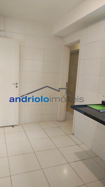 Se você está em busca de um apartamento para personalizar e que ofereça uma excelente localização, esta é a oportunidade perfeita. Com 137m² de área, o imóvel está situado perto de shopping centers, escolas, transporte público e principais vias de acesso.

O condomínio conta com uma portaria 24h, segurança patrimonial, área de serviço, churrasqueira, piscina, playground, quadra poliesportiva, sala de ginástica, salão de festas, salão de jogos e elevador. O apartamento possui uma varanda gourmet que proporciona espaço para lazer e confraternização. Possui 3 dormitórios, sendo 2 suítes, e 5 banheiros no total. Inclui ainda 2 salas, cozinha, WC para empregada, dormitório de empregada e lavabo. As 2 vagas de garagem são fixas e cobertas. 
Além disso, o imóvel conta com gerador para maior conforto. Aceita financiamento e FGTS.

Não perca essa chance de transformar este apartamento em seu novo lar. Agende sua visita e venha conhecer

