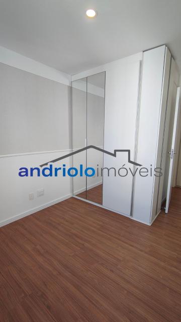 Apartamento residencial de alto padrão com 154m², localizado na Rua Carreiro de Pedra, nº 111. O imóvel conta com 3 suítes, 5 banheiros, 2 salas amplas, lavabo, cozinha planejada, área de serviço, escritório amplo e dependência com WC de empregada. Possui armários embutidos, closet, varanda e um agradável terraço gourmet com churrasqueira, ideal para receber.

O condomínio é completo e oferece infraestrutura de lazer e segurança, com portaria 24h, segurança patrimonial, piscina, academia, salão de festas, salão de jogos, sauna, playground e quadra poliesportiva. Conta ainda com elevador, gerador, interfone e garagem com 2 vagas cobertas.

Localização privilegiada, próxima a shoppings, escolas, transporte público e principais vias de acesso, facilitando o dia a dia. Região valorizada e com ampla oferta de comércios e serviços. 