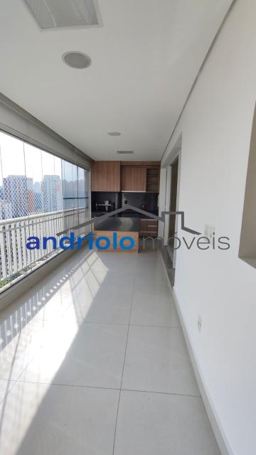 Apartamento residencial de alto padrão com 154m², localizado na Rua Carreiro de Pedra, nº 111. O imóvel conta com 3 suítes, 5 banheiros, 2 salas amplas, lavabo, cozinha planejada, área de serviço, escritório amplo e dependência com WC de empregada. Possui armários embutidos, closet, varanda e um agradável terraço gourmet com churrasqueira, ideal para receber.

O condomínio é completo e oferece infraestrutura de lazer e segurança, com portaria 24h, segurança patrimonial, piscina, academia, salão de festas, salão de jogos, sauna, playground e quadra poliesportiva. Conta ainda com elevador, gerador, interfone e garagem com 2 vagas cobertas.

Localização privilegiada, próxima a shoppings, escolas, transporte público e principais vias de acesso, facilitando o dia a dia. Região valorizada e com ampla oferta de comércios e serviços. 