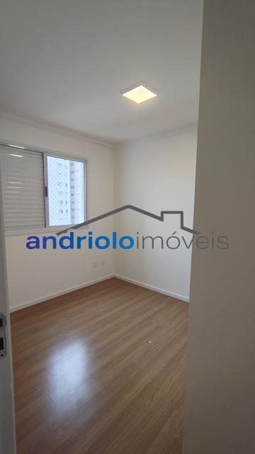  Apartamento residencial com 121m², localizado na Rua Carreiro de Pedra, nº 111, em condomínio completo e com excelente infraestrutura. O imóvel conta com 3 dormitórios, sendo 1 suíte, 3 banheiros, lavabo, 2 salas amplas, cozinha com armários, área de serviço. Possui armários embutidos, closet e um agradável terraço gourmet com churrasqueira.Ar condicionado na suite e sala.

O condomínio oferece lazer e segurança, com portaria, segurança patrimonial, piscina, academia, salão de festas, salão de jogos, sauna, playground e quadra poliesportiva. Conta ainda com gerador e 2 vagas de garagem cobertas rotativas.

Localização privilegiada, próxima a comércios, escolas, transporte público e principais vias de acesso, proporcionando praticidade e qualidade de vida.