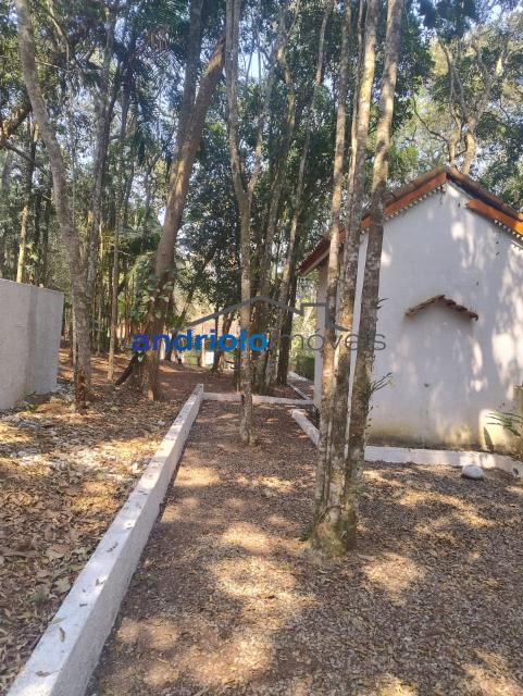 Desfrute do sossego e da tranquilidade nesta maravilhosa chácara, que oferece 600m² de construção em um terreno espaçoso de mais de 2500m². O imóvel conta com um quintal amplo e bem arborizado, ideal para quem aprecia um ambiente cercado pela natureza.

A chácara possui uma casa principal com 1 dormitório, 1 banheiro, cozinha, sala de jantar e estar. Dois amplos salões perfeitos para eventos e momentos de lazer com a família e amigos. Área externa é equipada com uma churrasqueira, ideal para confraternizações ao ar livre, sauna, adega, capela, oficina, e ainda conta com 4 chales com 1 dormitório, banheiro e salamandra. 

Se você está procurando um lugar para morar ouvindo o canto dos pássaros e imerso em verde, esta é a escolha perfeita. Agende sua visita e descubra a serenidade desta chácara. 