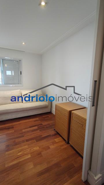 Este belíssimo apartamento residencial de 154m² oferece ambientes amplos, bem distribuídos e infraestrutura completa para toda a família.
O imóvel conta com 4 dormitórios, sendo 3 suítes. Um dos dormitórios foi adaptado para uma aconchegante sala de TV ou ate mesmo para receber visitas, proporcionando ainda mais conforto e versatilidade aos ambientes. Possui amplo closet, lavabo, 5 banheiros, sala de jantar e uma maravilhosa varanda gourmet com churrasqueira a carvão, ideal para receber amigos e familiares.
Conta ainda com ar-condicionado de primeira linha, recentemente substituído, garantindo maior eficiência, conforto térmico e modernidade ao imóvel. Além disso, possui armários embutidos, armários de cozinha, área de serviço, WC de empregada, cozinha funcional.
O condomínio oferece lazer completo, segurança e comodidade para toda a família:
O imóvel possui 2 vagas cobertas de garagem, com fácil acesso às principais vias da região, próximo a shopping centers, escolas e transporte 
