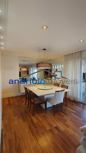 Este belíssimo apartamento residencial de 154m² oferece ambientes amplos, bem distribuídos e infraestrutura completa para toda a família.
O imóvel conta com 4 dormitórios, sendo 3 suítes. Um dos dormitórios foi adaptado para uma aconchegante sala de TV ou ate mesmo para receber visitas, proporcionando ainda mais conforto e versatilidade aos ambientes. Possui amplo closet, lavabo, 5 banheiros, sala de jantar e uma maravilhosa varanda gourmet com churrasqueira a carvão, ideal para receber amigos e familiares.
Conta ainda com ar-condicionado de primeira linha, recentemente substituído, garantindo maior eficiência, conforto térmico e modernidade ao imóvel. Além disso, possui armários embutidos, armários de cozinha, área de serviço, WC de empregada, cozinha funcional.
O condomínio oferece lazer completo, segurança e comodidade para toda a família:
O imóvel possui 2 vagas cobertas de garagem, com fácil acesso às principais vias da região, próximo a shopping centers, escolas e transporte 