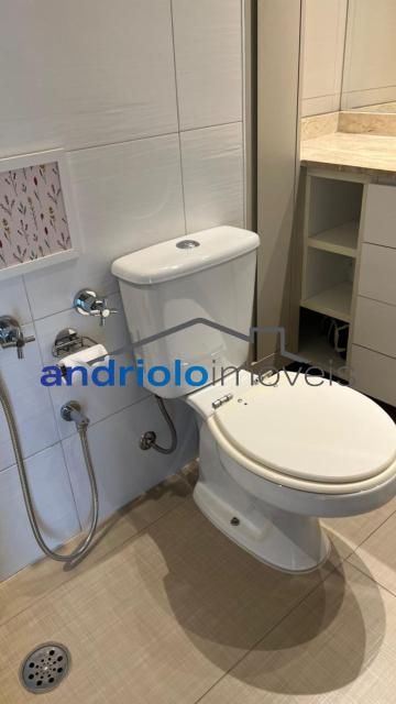 APARTAMENTO duplex de 50m², Perto de Shopping Center, Perto de escolas, Perto de transporte público, Perto de vias de acesso, Portaria 24h, apartamento mobiliado com sacada integrada a cozinha, armário de cozinha, armário embutido, 1 dormitório, 1 banheiro, sala, 1 vaga de garagem, ar condicionado, porta com senha eletrônica + fechadura tetra, geladeira com freezer, micro-ondas, forninho elétrico, cooktop 2 bocas, Filtro, tv de 65 polegadas novinha, Mesa em madeira com 4 cadeiras em madeira maciça, sofá cama novo sem uso, cortinas black out, tv de 42 polegadas no quarto, cama e colchão novos, ducha Deca, box em vidro. Area do condomínio: piscina, academia com aparelhos Life fitness, lavanderia coletiva, sauna, solariim e sala de yoga. Há serviço de arrumação todos os dias: louça lavada/ cama feita/ feita lixo/ varre o apto.( já está incluso no condomínio).