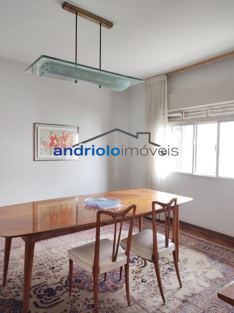 Localizada na Rua Vicente Leporace, esta ampla residência de 578m² oferece conforto e espaço ao ar livre repleto de verde. O imóvel conta com 5 dormitórios, sendo 2 suítes, além de 2 banheiros adicionais. Possui 3 salas espaçosas, uma sala de jantar e um escritório. A casa inclui uma área de serviço, armários embutidos e de cozinha, closet, despensa e uma entrada de serviço independente. Há também um dormitório de empregada e uma edícula.

No exterior, você encontrará um belo jardim e 4 vagas de garagem cobertas. O imóvel é equipado com ar condicionado e lavabo. Aceita financiamento e FGTS. Para mais informações e agendamento de visita, entre em contato conosco!