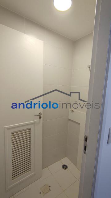  Apartamento residencial com 121m², localizado na Rua Carreiro de Pedra, nº 111, em condomínio completo e com excelente infraestrutura. O imóvel conta com 3 dormitórios, sendo 1 suíte, 3 banheiros, lavabo, 2 salas amplas, cozinha com armários, área de serviço. Possui armários embutidos, closet e um agradável terraço gourmet com churrasqueira.Ar condicionado na suite e sala.

O condomínio oferece lazer e segurança, com portaria, segurança patrimonial, piscina, academia, salão de festas, salão de jogos, sauna, playground e quadra poliesportiva. Conta ainda com gerador e 2 vagas de garagem cobertas rotativas.

Localização privilegiada, próxima a comércios, escolas, transporte público e principais vias de acesso, proporcionando praticidade e qualidade de vida.