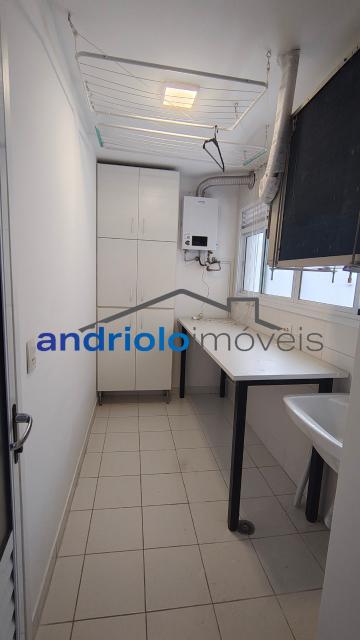  Apartamento residencial com 121m², localizado na Rua Carreiro de Pedra, nº 111, em condomínio completo e com excelente infraestrutura. O imóvel conta com 3 dormitórios, sendo 1 suíte, 3 banheiros, lavabo, 2 salas amplas, cozinha com armários, área de serviço. Possui armários embutidos, closet e um agradável terraço gourmet com churrasqueira.Ar condicionado na suite e sala.

O condomínio oferece lazer e segurança, com portaria, segurança patrimonial, piscina, academia, salão de festas, salão de jogos, sauna, playground e quadra poliesportiva. Conta ainda com gerador e 2 vagas de garagem cobertas rotativas.

Localização privilegiada, próxima a comércios, escolas, transporte público e principais vias de acesso, proporcionando praticidade e qualidade de vida.