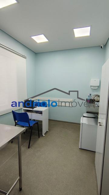 Excelente imóvel comercial, ideal para escritórios, clínicas, consultórios, empresas, escolas, cursos ou outros segmentos que necessitem de vários ambientes e ótima estrutura.
PISO TÉRREO:
Ampla recepção;
3 salas;
Banheiros;
2 copas;
1 sala ampla;
Quintal;
Entrada lateral;
Entrada de serviço independente.
ANDAR SUPERIOR:
3 salas com pias, ideais para consultórios, salas de atendimento ou atividades que necessitem de ponto de água;
Banheiro feminino;
Banheiro masculino;
Mais 7 salas, proporcionando diversas possibilidades de utilização.

DIFERENCIAIS:
3 vagas de garagem;
estrutura de Ar-condicionado;
Copa e cozinha;
Escritório;
Interfone;
Entrada lateral;
Entrada de serviço independente;
Quintal;
Próximo a transporte público.
Um imóvel com excelente estrutura e grande versatilidade, pronto para atender diferentes tipos de atividades comerciais.

Entre em contato para mais informações e agende uma visita!