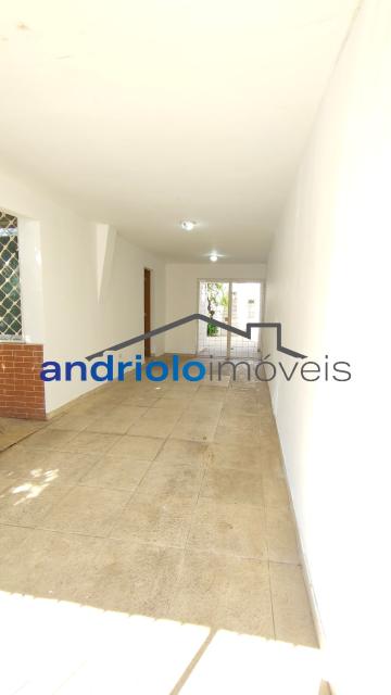 Excelente casa residencial terrea com 109 m² de área construída, ideal para quem busca conforto, praticidade e ambientes bem distribuídos.
O imóvel conta com 2 suítes, além de lavabo, 2 salas amplas, sendo uma de estar e outra de jantar, e uma aconchegante lareira, perfeita para os dias mais frios.
A cozinha possui armários planejados, e os dormitórios contam com armários embutidos, oferecendo excelente aproveitamento dos espaços. A casa dispõe ainda de área de serviço, entrada de serviço independente, edícula e um agradável quintal com churrasqueira e fogão e forno a lenha, ideal para reunir familiares e amigos.
Comporta 2 vagas de garagem cobertas.
Localização privilegiada, com fácil acesso às principais vias da região e próximo ao transporte público.
