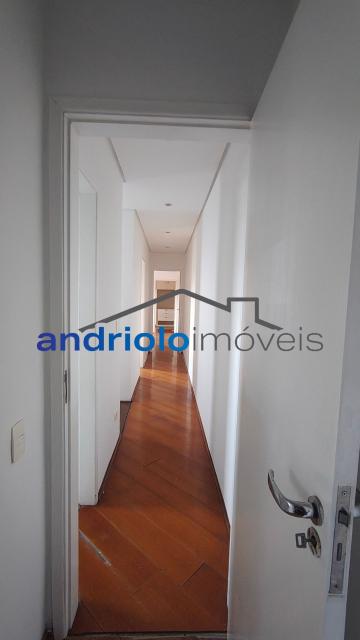 CASA RESIDENCIAL 184m²  com Area de Servico, Armario de Cozinha, Armario Embutido, Churrasqueira, Closet, Despensa, Entrada de Servico Independent, Quintal, Sala de Jantar, 3 Dormitórios, 1 Suites, 4 Banheiros, 2 Salas, 2 Vagas, 2 Garagem, Ar Condicionado, Lavabo, Cozinha, Dormitório Empregada, Garagem Coberta, Edicula, Vaga Coberta. Aceita financiamento. 