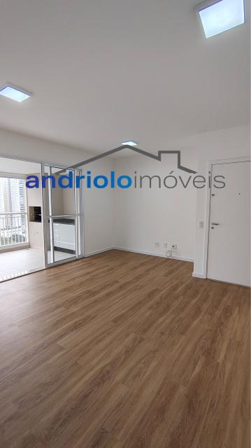 Este amplo apartamento residencial de 110m² oferece uma planta bem distribuída e ambientes aconchegantes, ideal para quem busca morar em um condomínio completo.
3 dormitórios, sendo 1 suíte
2 salas amplas (estar e jantar)
Varanda gourmet com churrasqueira a carvão
Cozinha com armários planejados
Área de serviço
Dependência de empregada com WC
Lavabo
Armários embutidos
4 banheiros no total
2 vagas de garagem cobertas + depósito no subsolo

Estrutura do condomínio:

Condomínio fechado com portaria 24h e segurança patrimonial
Piscina
Academia (sala de ginástica)
Quadra poliesportiva
Pista de cooper
Salão de festas
Salão de jogos
Sauna
Localização privilegiada:

Próximo a escolas e comercios