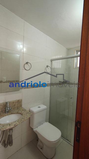 Excelente casa residencial terrea com 109 m² de área construída, ideal para quem busca conforto, praticidade e ambientes bem distribuídos.
O imóvel conta com 2 suítes, além de lavabo, 2 salas amplas, sendo uma de estar e outra de jantar, e uma aconchegante lareira, perfeita para os dias mais frios.
A cozinha possui armários planejados, e os dormitórios contam com armários embutidos, oferecendo excelente aproveitamento dos espaços. A casa dispõe ainda de área de serviço, entrada de serviço independente, edícula e um agradável quintal com churrasqueira e fogão e forno a lenha, ideal para reunir familiares e amigos.
Comporta 2 vagas de garagem cobertas.
Localização privilegiada, com fácil acesso às principais vias da região e próximo ao transporte público.
