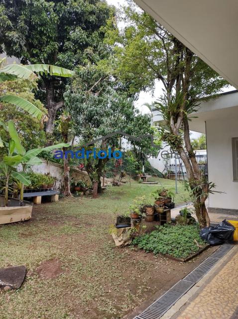 Localizada na Rua Vicente Leporace, esta ampla residência de 578m² oferece conforto e espaço ao ar livre repleto de verde. O imóvel conta com 5 dormitórios, sendo 2 suítes, além de 2 banheiros adicionais. Possui 3 salas espaçosas, uma sala de jantar e um escritório. A casa inclui uma área de serviço, armários embutidos e de cozinha, closet, despensa e uma entrada de serviço independente. Há também um dormitório de empregada e uma edícula.

No exterior, você encontrará um belo jardim e 4 vagas de garagem cobertas. O imóvel é equipado com ar condicionado e lavabo. Aceita financiamento e FGTS. Para mais informações e agendamento de visita, entre em contato conosco!