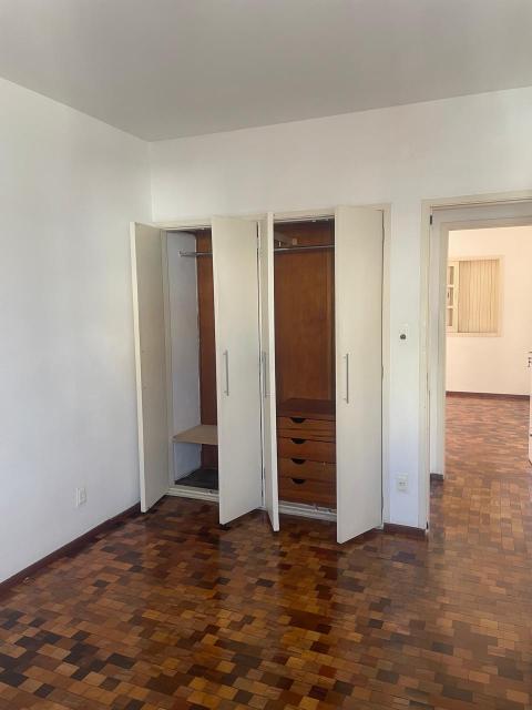 Excelente apartamento localizado no Centro de Santo André com uma área total de 98,00m2 com posto por sala living, dois dormitórios com armários embutidos, banheiro com box em Blindex, cozinha com pia em inox, área de serviços, quarto de empregada  e banheiro de empregada e uma vaga de garagem