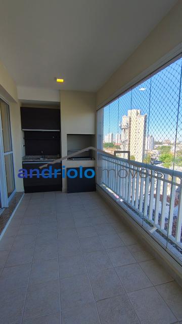  Apartamento residencial com 121m², localizado na Rua Carreiro de Pedra, nº 111, em condomínio completo e com excelente infraestrutura. O imóvel conta com 3 dormitórios, sendo 1 suíte, 3 banheiros, lavabo, 2 salas amplas, cozinha com armários, área de serviço. Possui armários embutidos, closet e um agradável terraço gourmet com churrasqueira.Ar condicionado na suite e sala.

O condomínio oferece lazer e segurança, com portaria, segurança patrimonial, piscina, academia, salão de festas, salão de jogos, sauna, playground e quadra poliesportiva. Conta ainda com gerador e 2 vagas de garagem cobertas rotativas.

Localização privilegiada, próxima a comércios, escolas, transporte público e principais vias de acesso, proporcionando praticidade e qualidade de vida.