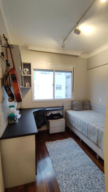 Apartamento sofisticado e mobiliado com requinte em condomínio fechado, ideal para quem busca conforto, praticidade e excelente localização. Com ambientes amplos, modernos e muito bem distribuídos, o imóvel oferece varanda gourmet , churrasqueira a carvão, terraço gourmet e ar-condicionado na varanda, sala e suite.
São 3 dormitórios, todos suítes, além de closet, escritório, lavabo, ampla sala de jantar e estar aconchegantes para receber familiares e amigos com muito estilo. A cozinha conta com armários planejados, área de serviço funcional.
O apartamento possui 2 vagas cobertas, depósito no subsolo e está localizado em andar alto.
O condomínio oferece infraestrutura completa com portaria 24 horas, piscina, sauna, salão de festas, salão de jogos, quadra poliesportiva, enfim lazer completo.
Localização privilegiada, próximo a shopping centers, escolas, transporte público e importantes vias de acesso.