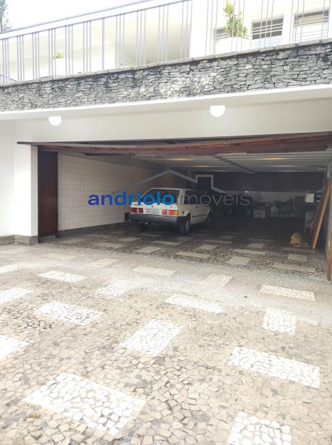 Localizada na Rua Vicente Leporace, esta ampla residência de 578m² oferece conforto e espaço ao ar livre repleto de verde. O imóvel conta com 5 dormitórios, sendo 2 suítes, além de 2 banheiros adicionais. Possui 3 salas espaçosas, uma sala de jantar e um escritório. A casa inclui uma área de serviço, armários embutidos e de cozinha, closet, despensa e uma entrada de serviço independente. Há também um dormitório de empregada e uma edícula.

No exterior, você encontrará um belo jardim e 4 vagas de garagem cobertas. O imóvel é equipado com ar condicionado e lavabo. Aceita financiamento e FGTS. Para mais informações e agendamento de visita, entre em contato conosco!