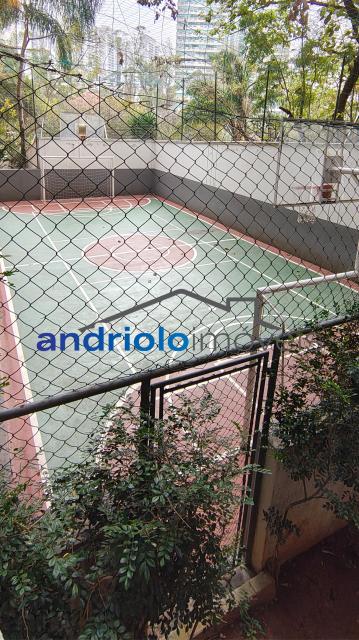 Este amplo apartamento residencial de 110m² oferece uma planta bem distribuída e ambientes aconchegantes, ideal para quem busca morar em um condomínio completo.
3 dormitórios, sendo 1 suíte
2 salas amplas (estar e jantar)
Varanda gourmet com churrasqueira a carvão
Cozinha com armários planejados
Área de serviço
Dependência de empregada com WC
Lavabo
Armários embutidos
4 banheiros no total
2 vagas de garagem cobertas + depósito no subsolo

Estrutura do condomínio:

Condomínio fechado com portaria 24h e segurança patrimonial
Piscina
Academia (sala de ginástica)
Quadra poliesportiva
Pista de cooper
Salão de festas
Salão de jogos
Sauna
Localização privilegiada:

Próximo a escolas e comercios