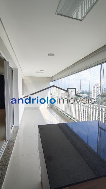Apartamento residencial de alto padrão com 154m², localizado na Rua Carreiro de Pedra, nº 111. O imóvel conta com 3 suítes, 5 banheiros, 2 salas amplas, lavabo, cozinha planejada, área de serviço, escritório amplo e dependência com WC de empregada. Possui armários embutidos, closet, varanda e um agradável terraço gourmet com churrasqueira, ideal para receber.

O condomínio é completo e oferece infraestrutura de lazer e segurança, com portaria 24h, segurança patrimonial, piscina, academia, salão de festas, salão de jogos, sauna, playground e quadra poliesportiva. Conta ainda com elevador, gerador, interfone e garagem com 2 vagas cobertas.

Localização privilegiada, próxima a shoppings, escolas, transporte público e principais vias de acesso, facilitando o dia a dia. Região valorizada e com ampla oferta de comércios e serviços. 