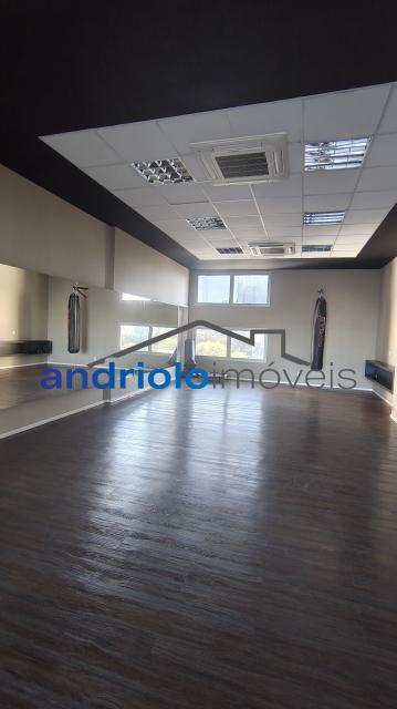 Studio moderno e bem localizado, ideal para quem busca praticidade e mobilidade na zona sul de São Paulo.

34m² bem distribuídos

Ambiente integrado

1 banheiro

1 vaga de garagem

Condomínio com:

Portaria 24h

Segurança

Vaga DE GARAGEM
Academia
Piscina
Lavanderia
Salão de festas
Sala Home office

Localização privilegiada:
? Próximo ao Shopping
? Próximo a escolas
? Fácil acesso ao transporte público e principais vias

Condições:
[inserir valor do aluguel, condomínio e IPTU se desejar]

Agende sua visita!