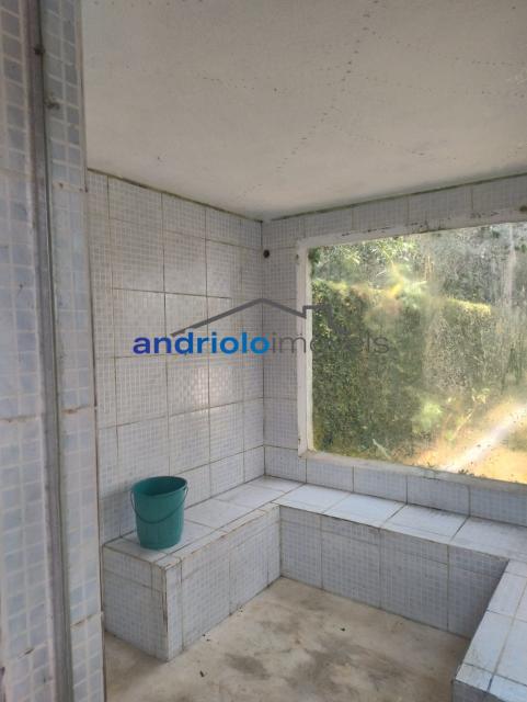 Desfrute do sossego e da tranquilidade nesta maravilhosa chácara, que oferece 600m² de construção em um terreno espaçoso de mais de 2500m². O imóvel conta com um quintal amplo e bem arborizado, ideal para quem aprecia um ambiente cercado pela natureza.

A chácara possui uma casa principal com 1 dormitório, 1 banheiro, cozinha, sala de jantar e estar. Dois amplos salões perfeitos para eventos e momentos de lazer com a família e amigos. Área externa é equipada com uma churrasqueira, ideal para confraternizações ao ar livre, sauna, adega, capela, oficina, e ainda conta com 4 chales com 1 dormitório, banheiro e salamandra. 

Se você está procurando um lugar para morar ouvindo o canto dos pássaros e imerso em verde, esta é a escolha perfeita. Agende sua visita e descubra a serenidade desta chácara. 