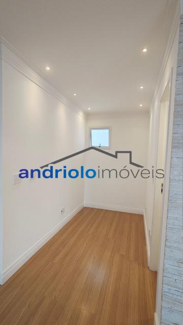  Apartamento residencial com 121m², localizado na Rua Carreiro de Pedra, nº 111, em condomínio completo e com excelente infraestrutura. O imóvel conta com 3 dormitórios, sendo 1 suíte, 3 banheiros, lavabo, 2 salas amplas, cozinha com armários, área de serviço. Possui armários embutidos, closet e um agradável terraço gourmet com churrasqueira.Ar condicionado na suite e sala.

O condomínio oferece lazer e segurança, com portaria, segurança patrimonial, piscina, academia, salão de festas, salão de jogos, sauna, playground e quadra poliesportiva. Conta ainda com gerador e 2 vagas de garagem cobertas rotativas.

Localização privilegiada, próxima a comércios, escolas, transporte público e principais vias de acesso, proporcionando praticidade e qualidade de vida.