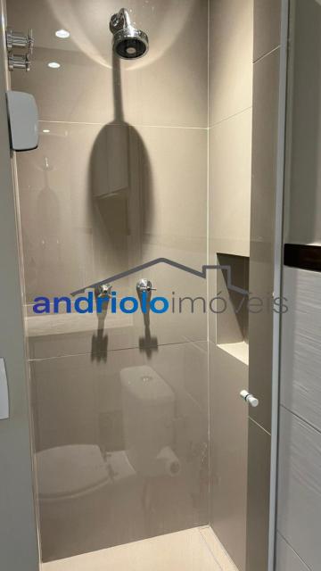 APARTAMENTO duplex de 50m², Perto de Shopping Center, Perto de escolas, Perto de transporte público, Perto de vias de acesso, Portaria 24h, apartamento mobiliado com sacada integrada a cozinha, armário de cozinha, armário embutido, 1 dormitório, 1 banheiro, sala, 1 vaga de garagem, ar condicionado, porta com senha eletrônica + fechadura tetra, geladeira com freezer, micro-ondas, forninho elétrico, cooktop 2 bocas, Filtro, tv de 65 polegadas novinha, Mesa em madeira com 4 cadeiras em madeira maciça, sofá cama novo sem uso, cortinas black out, tv de 42 polegadas no quarto, cama e colchão novos, ducha Deca, box em vidro. Area do condomínio: piscina, academia com aparelhos Life fitness, lavanderia coletiva, sauna, solariim e sala de yoga. Há serviço de arrumação todos os dias: louça lavada/ cama feita/ feita lixo/ varre o apto.( já está incluso no condomínio).