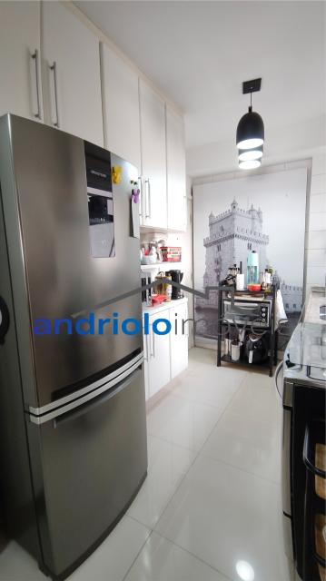 APARTAMENTO RESIDENCIAL 138m²  
Se você procura conforto e praticidade, este apartamento é a escolha ideal! Com 3 suítes, o imóvel é repleto de armários planejados, acabamentos de otima qualidade. Localizado em um condomínio clube, próximo à estação de metro Alto da Boa Vista, com fácil acesso às principais avenidas da região. Características do Imóvel: 3 suítes, area de serviço com armários planejados, Cozinha equipada com armários planejados e geladeira, Dormitórios com armários embutidos, Terraço Gourmet com churrasqueira, Depósito no subsolo, Sala de jantar e estar aconchegantes, Ar condicionado para maior conforto, Lavabo, 2 vagas de garagem cobertas Área Comum do Condomínio: Duas piscinas sendo uma aquecida, Playground para as crianças, Quadra poliesportiva, Sala de ginástica, Segurança patrimonial 24h, Salão de festas e salão de jogos, Sauna.
